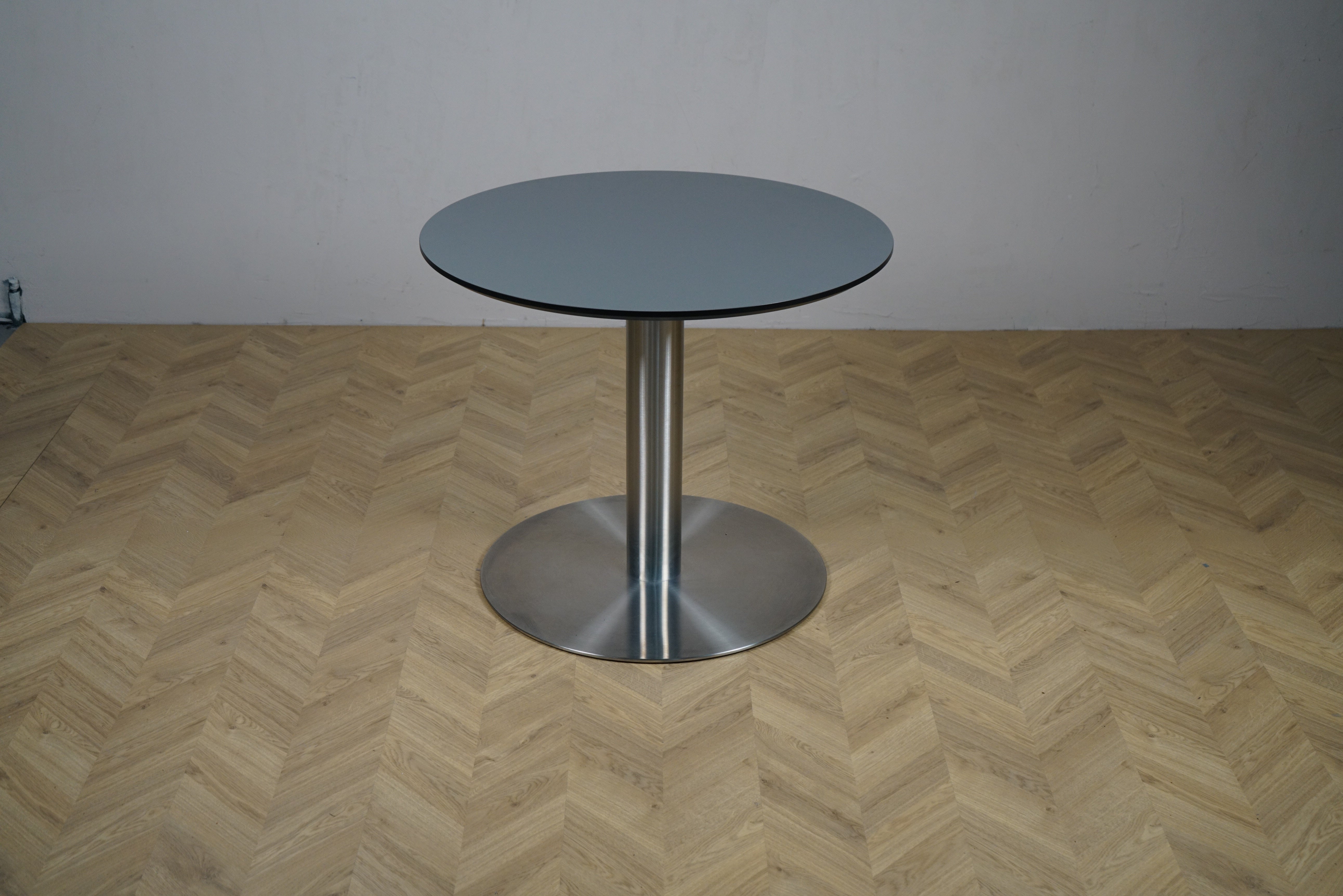 Cube Design rundt cafébord i antracitgrå nano laminat med krom stel set forfra